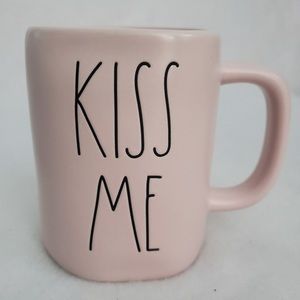 🥳HP🥳 Rae Dunn “Kiss Me” Coffee Mug
